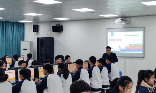 1寇义锋老师为学生讲解岗位能力标准 1寇义锋老师为学生讲解岗位能力标准