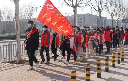 1.志愿者们前往社区 1.志愿者们前往社区