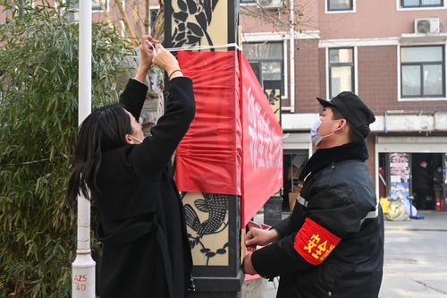 2.社区工作人员积极参与布置活动场地 2.社区工作人员积极参与布置活动场地