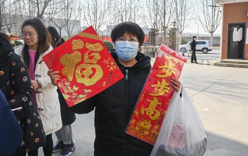 4.社区居民得到对联的喜悦 4.社区居民得到对联的喜悦