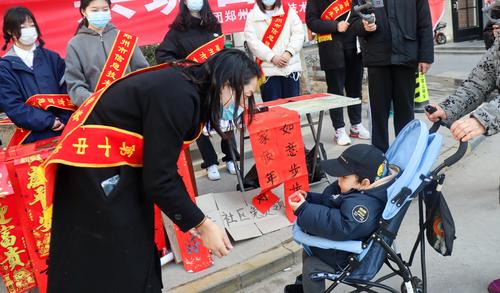 5.团委副书记李晓培赠小朋友新春对联 5.团委副书记李晓培赠小朋友新春对联