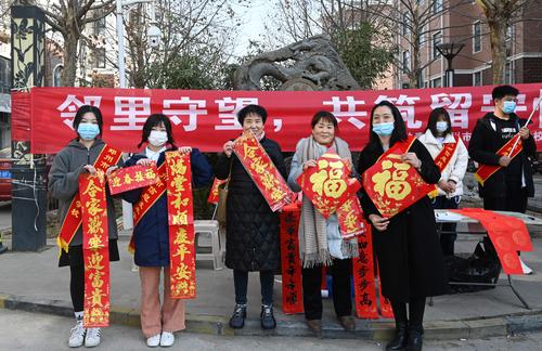6.社区居民与学校师生合影留念 6.社区居民与学校师生合影留念