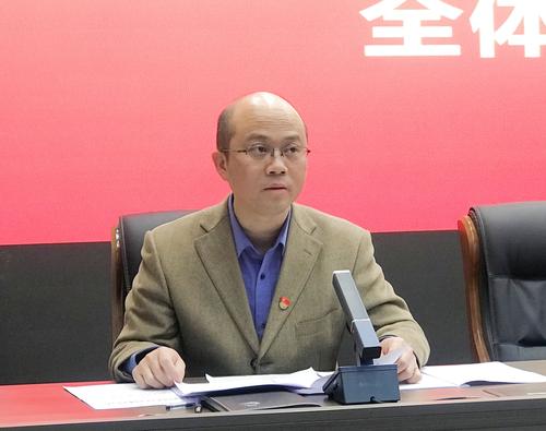 (2)副校长兼校党委纪检委员王宏亮对《郑州市教育系统“师德师风建设提升年”实施方案》进行宣读并领学 (2)副校长兼校党委纪检委员王宏亮对《郑州市教育系统“师德师风建设提升年”实施方案》进行宣读并领学