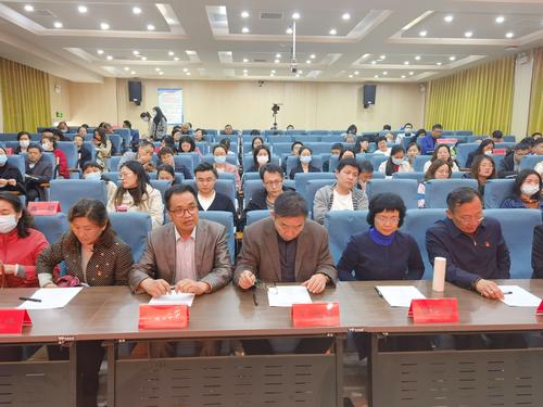 (3)评委会成员认真打分 (3)评委会成员认真打分