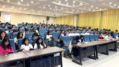 (4)19级实习生认真听讲 (4)19级实习生认真听讲