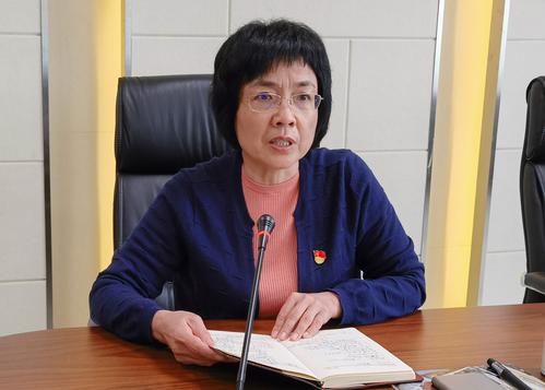 1.校长韦艳春对“两节”期间学校防疫和值班工作提出具体要求 1.校长韦艳春对“两节”期间学校防疫和值班工作提出具体要求