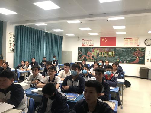 学生们认真观看 学生们认真观看