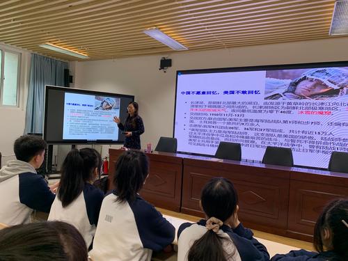 4.李新华老师带领同学们回顾抗美援朝战争的艰苦岁月 4.李新华老师带领同学们回顾抗美援朝战争的艰苦岁月