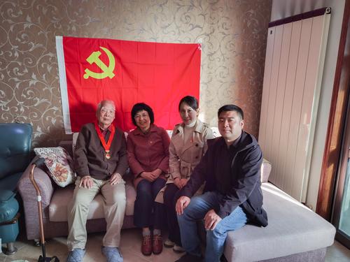 5.党旗下的合影 5.党旗下的合影