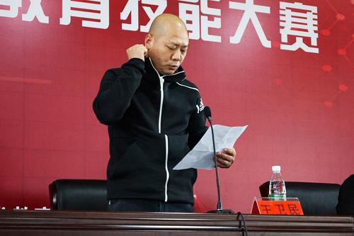 3.郑州索易动画有限公司经理王卫民代表所有裁判员宣誓 3.郑州索易动画有限公司经理王卫民代表所有裁判员宣誓