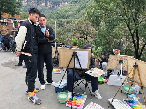3教务处主任高保军指导学生写生学习安全工作 3教务处主任高保军指导学生写生学习安全工作