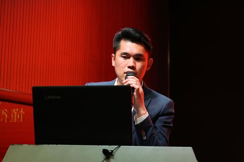 1消防协会会员赵修杰为同学们做消防安全知识培训 1消防协会会员赵修杰为同学们做消防安全知识培训
