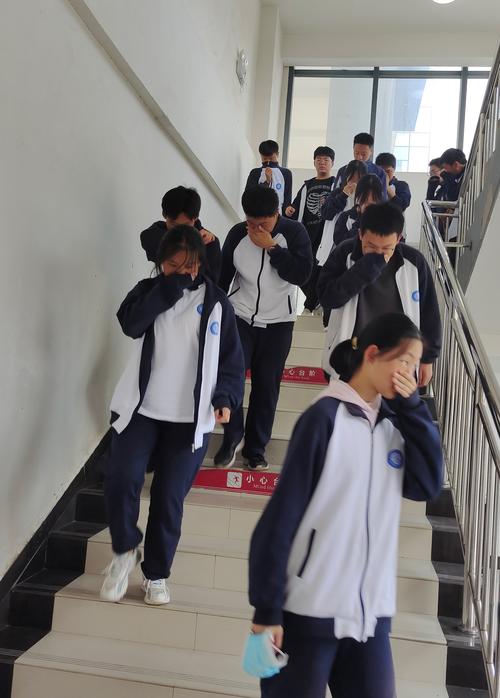 1.同学们有序撤离 (2) 1.同学们有序撤离 (2)