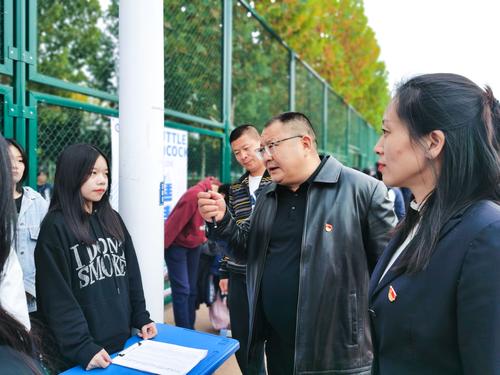 3.校党委书记邵元辉和校团委副书记李晓培亲切与辅导老师和社员们交流互动 3.校党委书记邵元辉和校团委副书记李晓培亲切与辅导老师和社员们交流互动