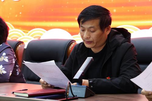 2副校长郑棣宣读《校党委关于对靖改玲、邵元辉等七位同志优秀共产党员、优秀党务工作者的表彰决定》 2副校长郑棣宣读《校党委关于对靖改玲、邵元辉等七位同志优秀共产党员、优秀党务工作者的表彰决定》