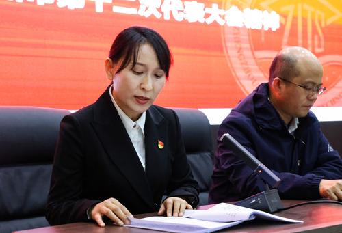 4.办公室副主任曹装装同志领学《高举伟大旗帜 勇担历史使命 在国家中心城市现代化建设新征程中奋勇前进》 4.办公室副主任曹装装同志领学《高举伟大旗帜 勇担历史使命 在国家中心城市现代化建设新征程中奋勇前进》