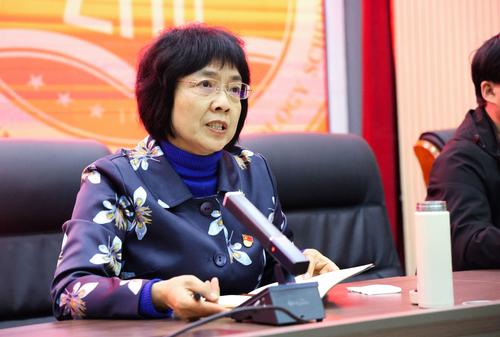 6.校长韦艳春做题为《涵育师德师风,投身美好教育》的报告 6.校长韦艳春做题为《涵育师德师风,投身美好教育》的报告