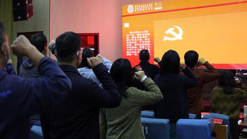 7.副校长张继波带领全体党员重温入党誓词 7.副校长张继波带领全体党员重温入党誓词
