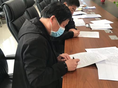 2.学校领导率先在承诺书上签字 2.学校领导率先在承诺书上签字