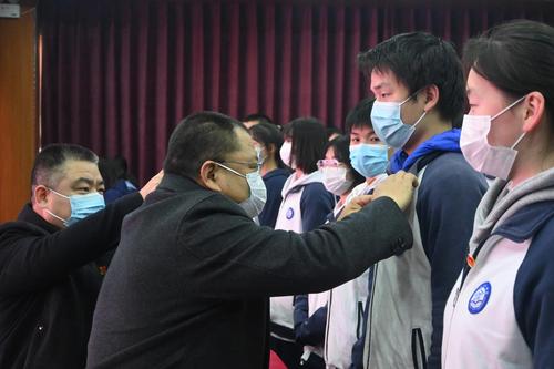 3校党委书记邵元辉给新团员佩戴团徽 (2) 3校党委书记邵元辉给新团员佩戴团徽 (2)