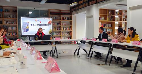 1.刘景忠在作《读书,你最美丽的样子》主题报告 1.刘景忠在作《读书,你最美丽的样子》主题报告