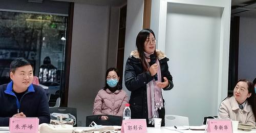 3.学校班主任工作室主任人李新华老师在分享自己的写作心得 3.学校班主任工作室主任人李新华老师在分享自己的写作心得