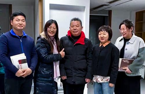 4.学校班主任代表与专家合影留念 4.学校班主任代表与专家合影留念