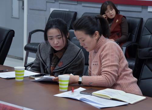 2.课题组老师进行研讨 2.课题组老师进行研讨