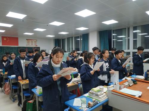 学生在认真晨读2 学生在认真晨读2