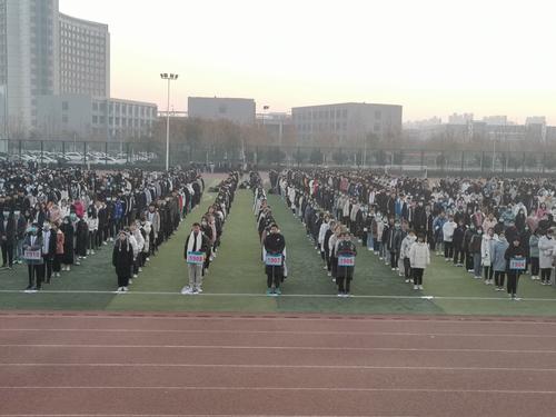 1全体学生参加升旗仪式 1全体学生参加升旗仪式