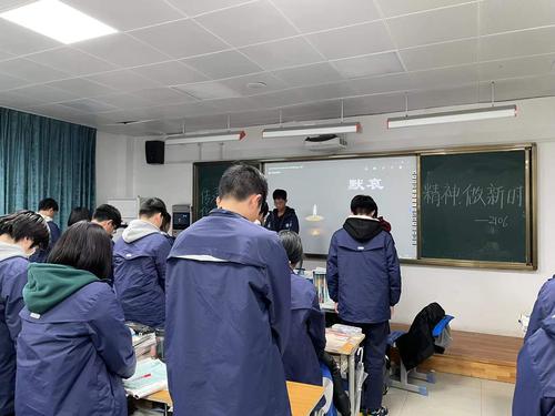 4同学们在班团会上进行默哀 (2) 4同学们在班团会上进行默哀 (2)