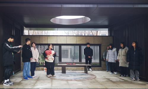 2.学生在社区进行排练 2.学生在社区进行排练