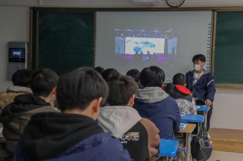 6.同学们在教室观看直播 6.同学们在教室观看直播