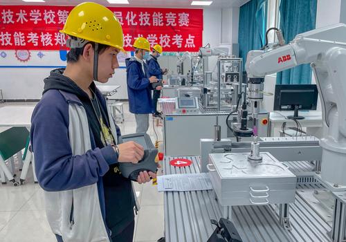 5.参赛选手认真运行机器 5.参赛选手认真运行机器