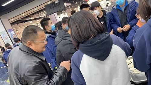 4校党委书记邵元辉指导同学包饺子 4校党委书记邵元辉指导同学包饺子
