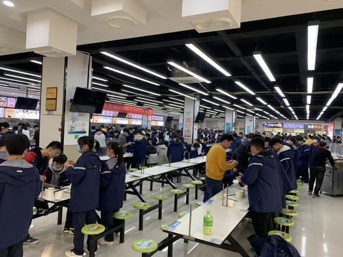 8师生一起包饺子现场 8师生一起包饺子现场