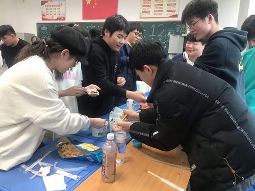 4.冬至同学们包饺子现场 4.冬至同学们包饺子现场