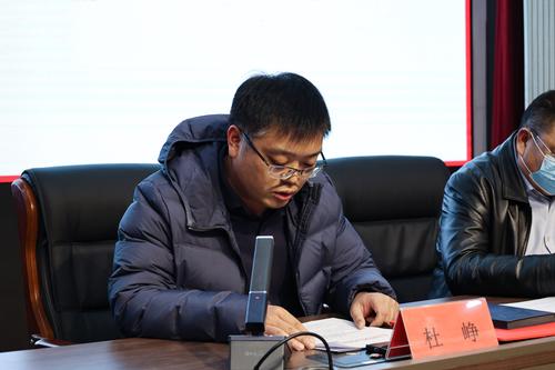 2.共青团郑州市委学校部副部长杜铮宣读《共青团郑州市委关于同意召开共青团taptap滚球校第十次代表大会的批复》 (2)