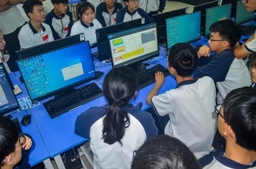 学生分组完成项目制作 学生分组完成项目制作