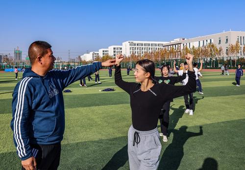 1.辅导老师郭炳森赛前指导 1.辅导老师郭炳森赛前指导