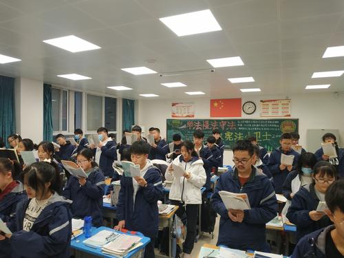 同学们认真早读 同学们认真早读