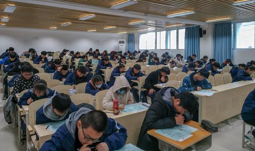 学生在认真答题 学生在认真答题