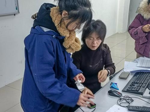 1孙娴老师指导学生录入指纹 1孙娴老师指导学生录入指纹