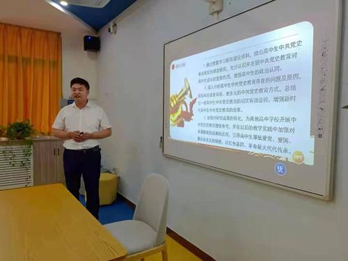 朱开锋老师在做开题报告 朱开锋老师在做开题报告