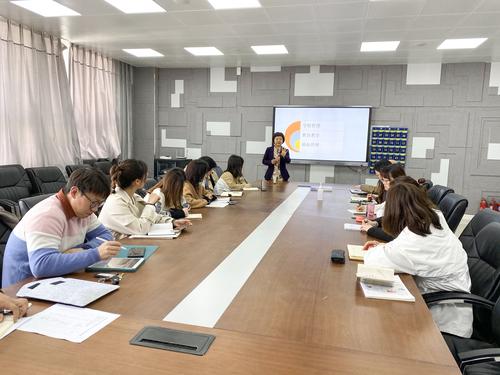 班主任老师在参加郑州市职业教研室副主任牛晓红作的专题培训 班主任老师在参加郑州市职业教研室副主任牛晓红作的专题培训