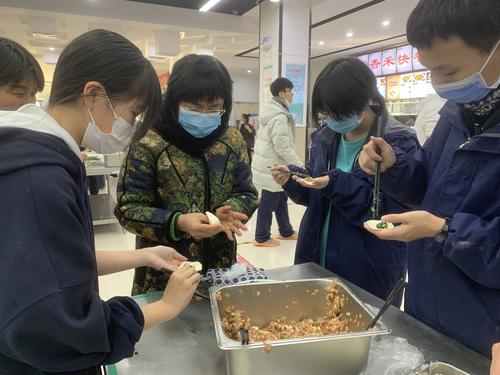 校长韦艳春和同学们一起包饺子 校长韦艳春和同学们一起包饺子