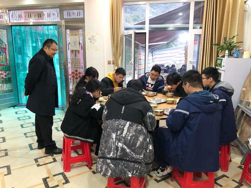 校党委书记邵元辉查看写生学生饮食起居 校党委书记邵元辉查看写生学生饮食起居