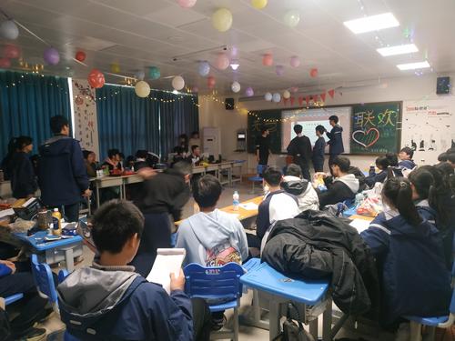 学生在举办元旦联欢会 学生在举办元旦联欢会