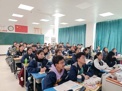3.同学们在认真学习“开学第一课” 3.同学们在认真学习“开学第一课”