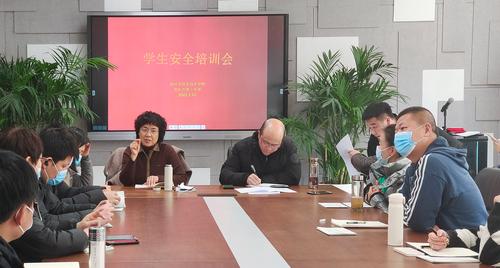 校长韦艳春强调学生安全工作 校长韦艳春强调学生安全工作